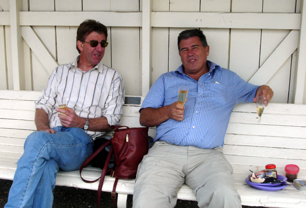 Bernard Wynn-Williams and Lindsay.jpg - Bernard Wynn-Williams and Lindsay enjoy a glass of bubbly.